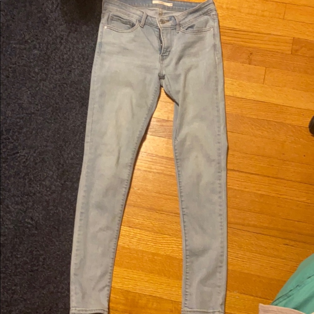 light blue levi skinny jeans